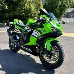 Kawasaki Ninja ZX-6R 2025 : connectée à la route, branchée sur le plaisir